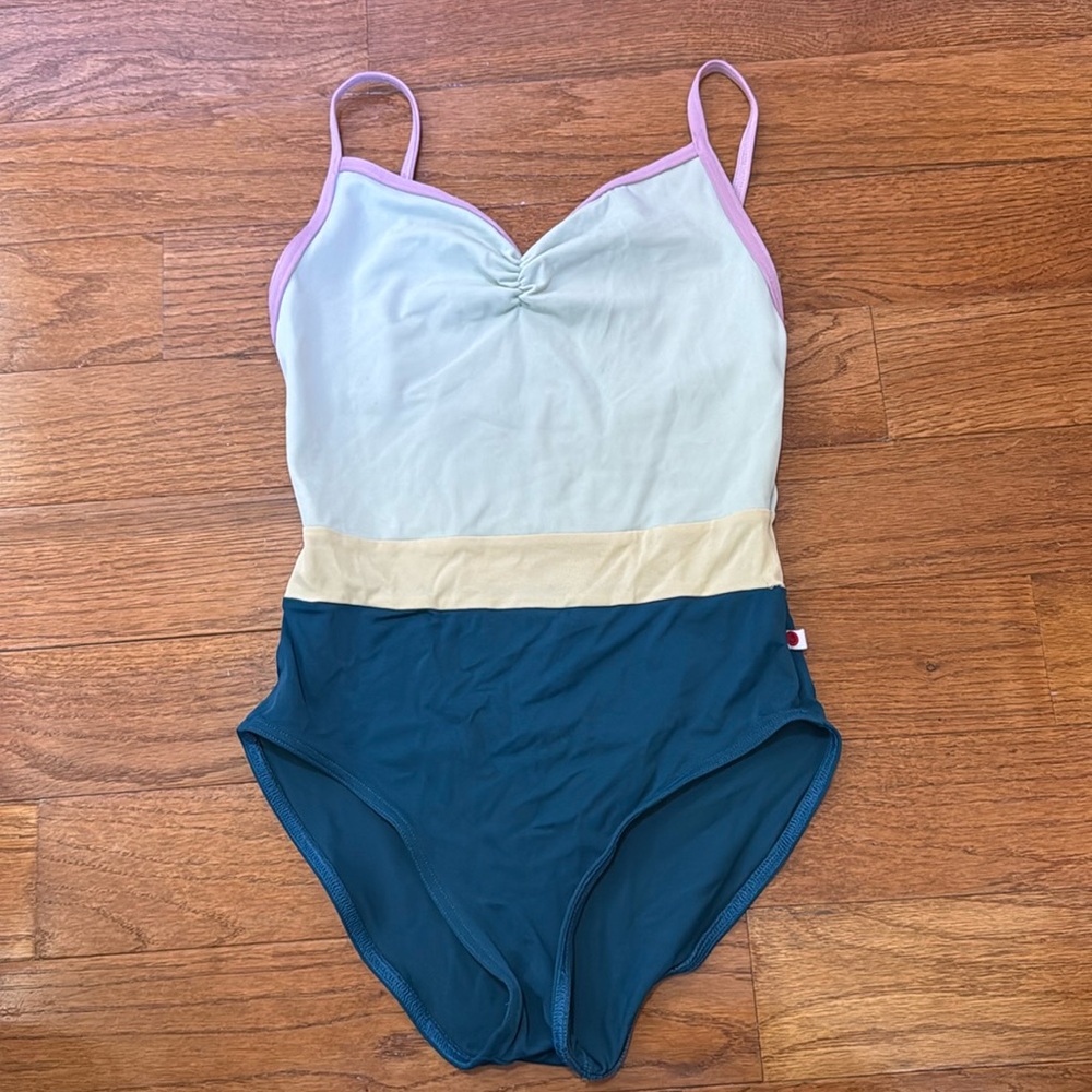 Yumiko Leotard 

Size medium

High cut with bust lining